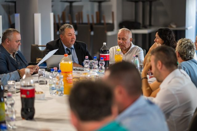 A ZMVE tagjai dokumentumokat tekintenek át a megbeszélésen