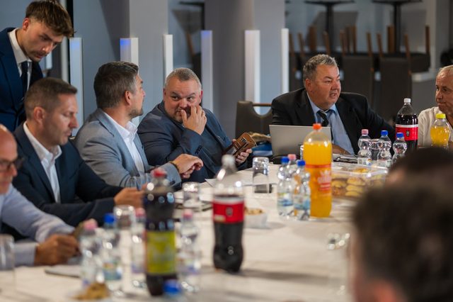 Élénk szakmai vita a ZMVE tagjai között az asztalnál