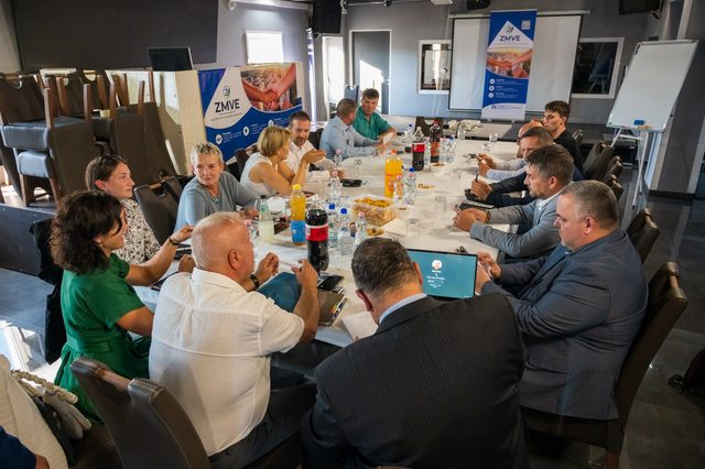 A ZMVE alakuló ülése, háttérben az Egyesület molinóival