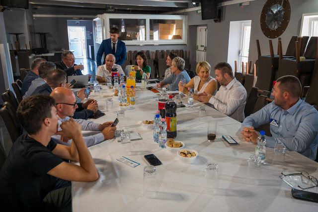 A ZMVE tagjai figyelik a felszólalót a megbeszélés során