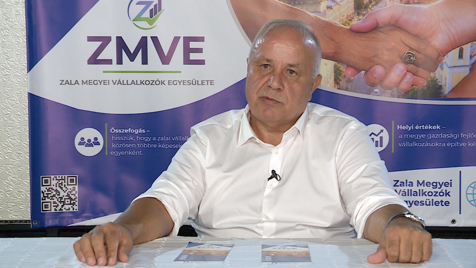 Pers Gyula László, a ZMVE elnöke interjút ad az Egyesület molinója előtt