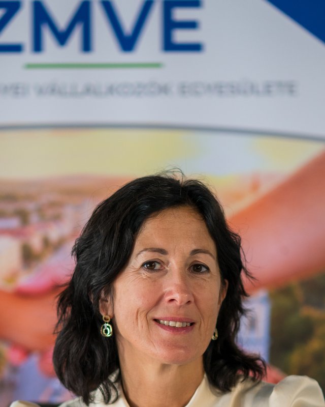 Dr. Szakáll Júlia
